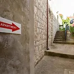 Heritage Dvori With Garden, Free Parking Next To Sea Beautiful Location Ντουμπρόβνικ