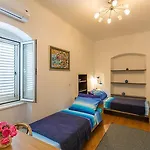 Heritage Dvori With Garden, Free Parking Next To Sea Beautiful Location 아파트 *