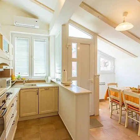 Heritage Dvori With Garden, Free Parking Next To Sea Beautiful Location Apartmán