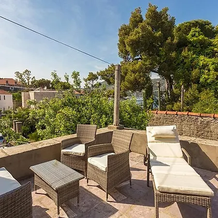 アパート Heritage Dvori With Garden, Free Parking Next To Sea Beautiful Location ドゥブロブニク