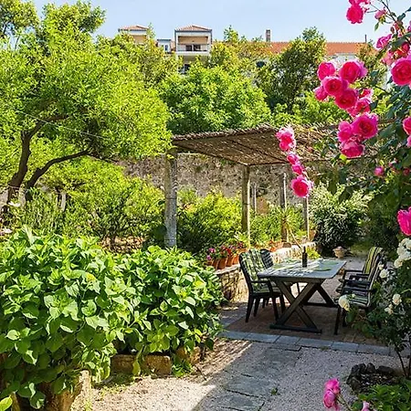 Heritage Dvori With Garden, Free Parking Next To Sea Beautiful Location * Dubrovnik