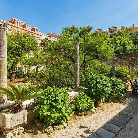 Heritage Dvori With Garden, Free Parking Next To Sea Beautiful Location Lägenhet *